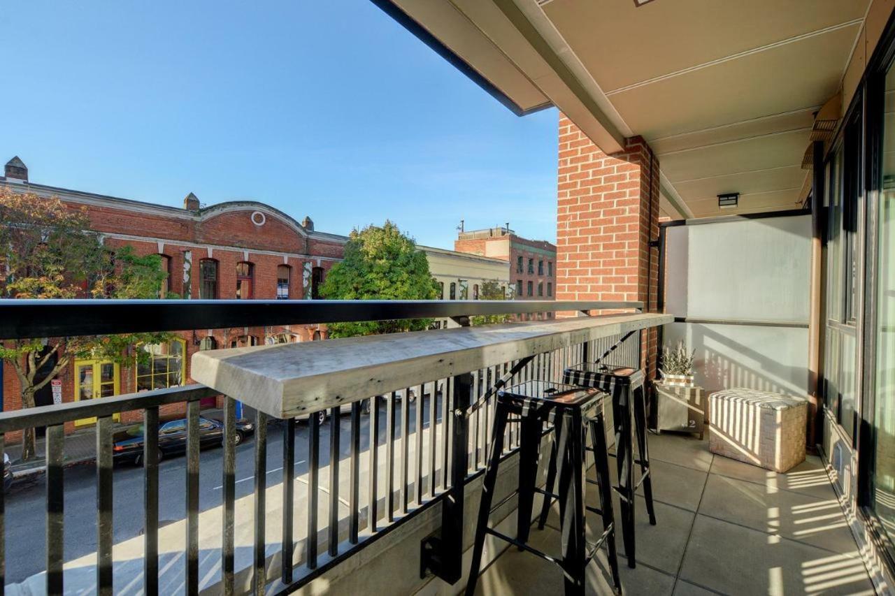 Downtown Heritage Condo With Parking Victoria Buitenkant foto