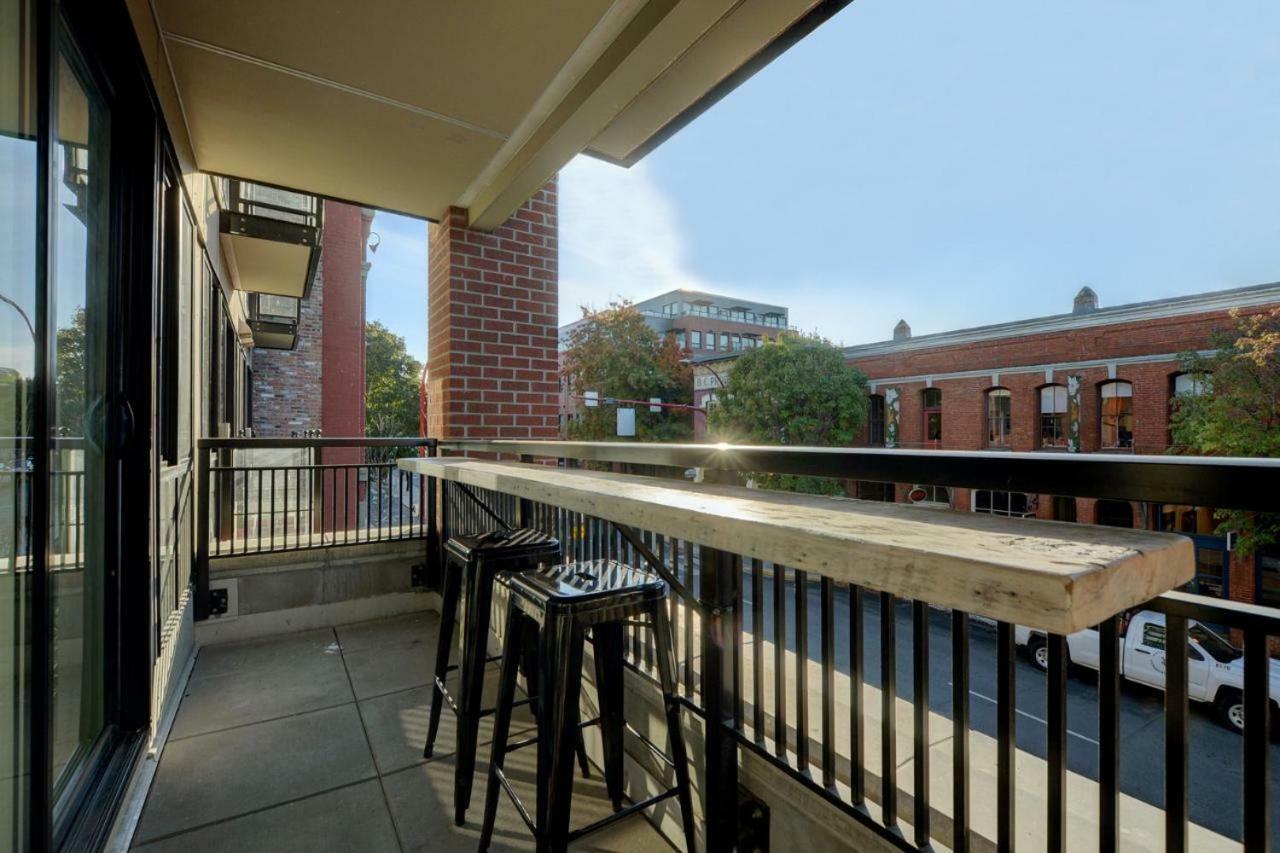 Downtown Heritage Condo With Parking Victoria Buitenkant foto